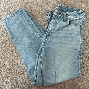 AE Strigid lightwash mom jeans size 2 x-short
